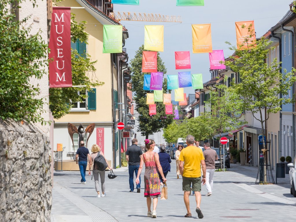 230714StadtinstallationMut_CRwalser_003 Fahnen "Mut für morgen"