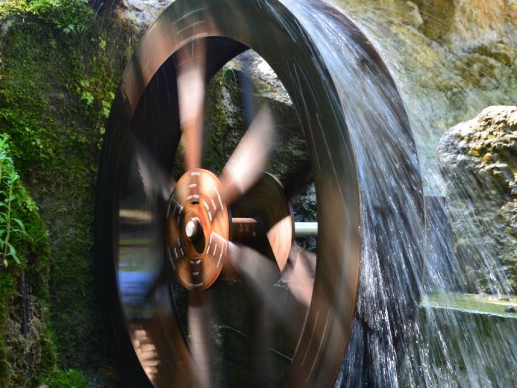 Wasserrad am Wasserwanderweg in Hittisau