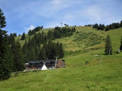 Die Falbastuba mit der Seilbahn auf die Nob